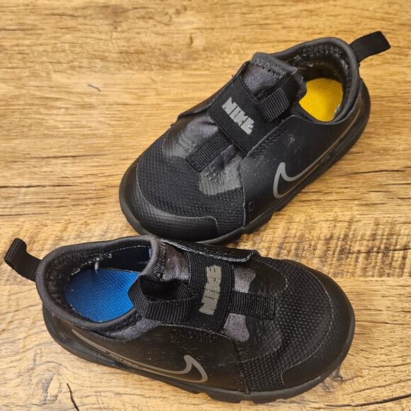 Nike Flex Runner Triple Black slip on running sneaker size 7 childs - Picture 4 of 9